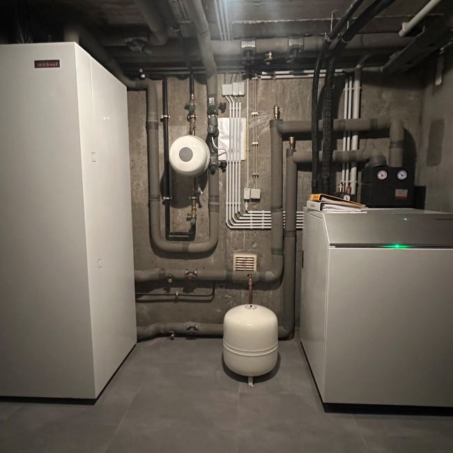 Galerie mit drei Bildern: Inneninstallation einer Wärmepumpe, schallgeschützte Außeneinheit mit Lamellen und freistehender Ventilator-Außeneinheit.